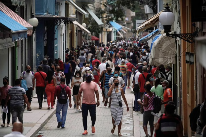 Trên một con phố ở Havana. (Ảnh: Reuters)
