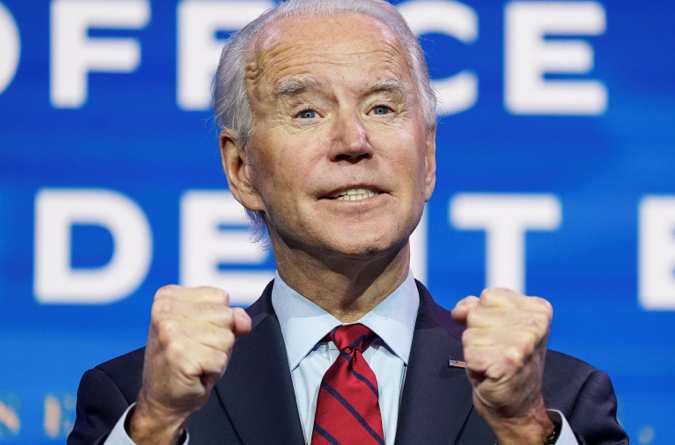 Tổng thống Mỹ Joe Biden đang tìm mọi cách để thuyết phục những người Mỹ còn lại tiêm vắc-xin. (Ảnh: Reuters)