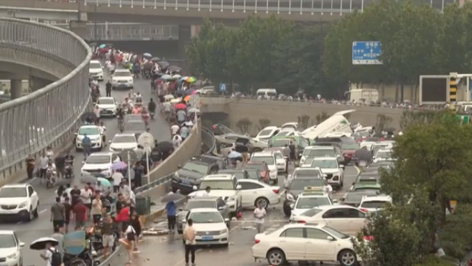 Ô tô nằm ngổn ngang trên một tuyến đường ở Trịnh Châu. (Ảnh: XInhua)