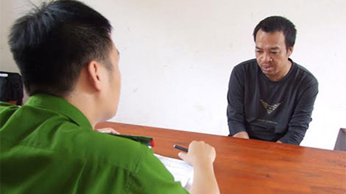 Tại cơ quan điều tra, Cầu khai nhận hành vi đốt vợ. Ảnh: N. Thái.