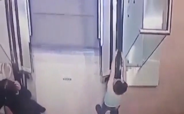 Bé 5 tuổi rơi xuống khe thang cuốn qua hai tầng nhà