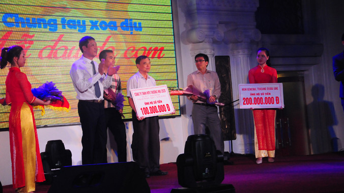 Các nhà tài trợ ủng hộ tiền giúp đỡ nạn nhân chất độc da cam. Ảnh Quang Long. 