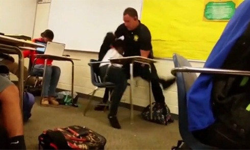Cảnh sát Mỹ quật ngã và ném nữ sinh da màu gây phẫn nộ. Ảnh cắt từ clip.
