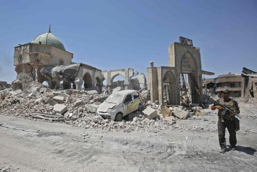 Khói bốc lên từ khu vực al-Shifaa, Mosul ngày 15/6 trong khi binh sỹ Iraq tham gia chiến dịch chống IS. Nguồn: AFP/TTXVN.