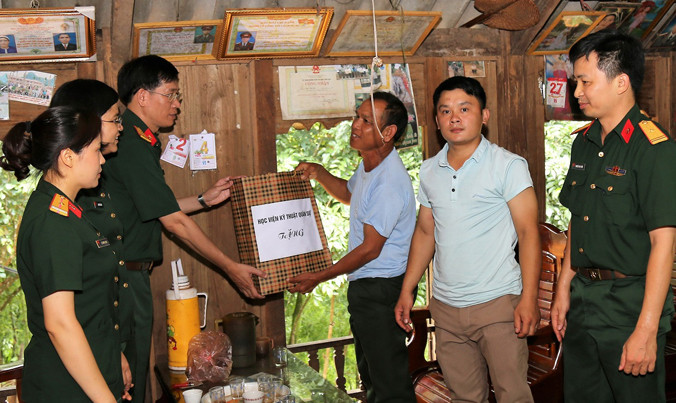 Đoàn công tác tới thăm hỏi, tặng quà tri ân hai thương binh Bùi Văn Tịch và Bùi Văn Ỵ.