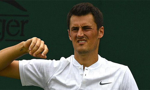 Tomic giả vờ bị đau, làm gián đoạn trận đấu để mong đối thủ bị giảm hưng phấn. Ảnh: AP.