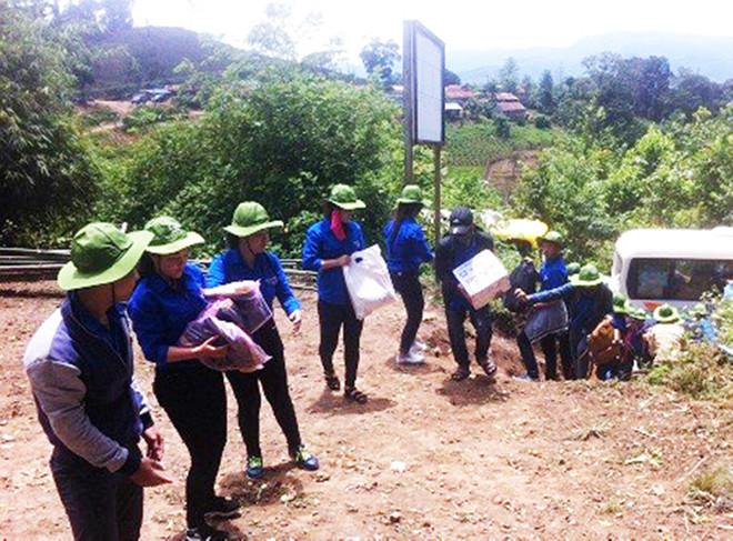 Thành đoàn Kon Tum phát quà cho 15 trẻ em nghèo và 3 hộ gia đình chính sách ở xã Đắk Năng. Ảnh: Yến Nhi.