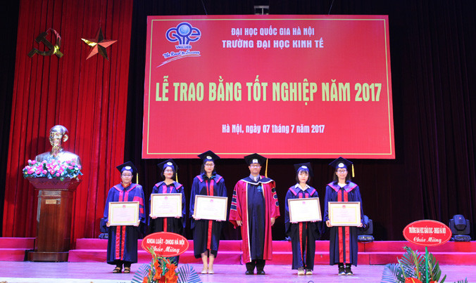 ĐH Kinh tế trao bằng tốt nghiệp cho trên 600 cử nhân, thạc sĩ, tiến sĩ