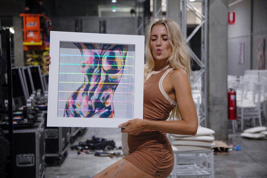 Nữ họa sĩ vẽ tranh khỏa thân kiếm 9 triệu USD/năm