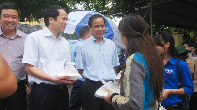 Thứ trưởng nhận cơm miễn phí.