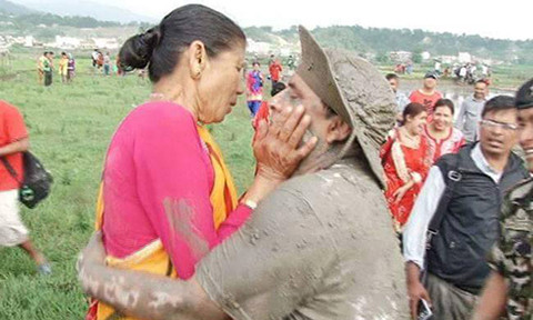 Ông Parajuli ôm một phụ nữ trong Ngày hội cấy lúa quốc gia vào ngày 30/6. Ảnh: Nepali Times.