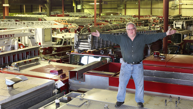 Andrew Leider và bộ sưu tập xe cứu hỏa lớn đến mức phải để ở 3 kho hàng tại 2 thành phố khác nhau. Ảnh: Barcroft.