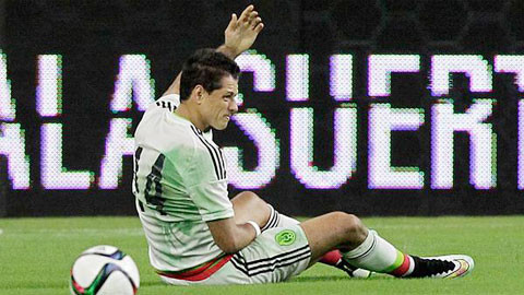 Chicharito chấn thương khi phục vụ ĐT Mexico.