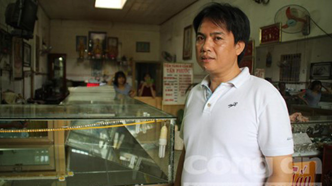 Anh Nguyễn Tấn Hòa kể lại giây phút bị tên cướp chĩa súng vào người.