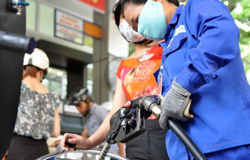 Xăng tăng 518 đồng/lít, lên 14.490 đồng/lít