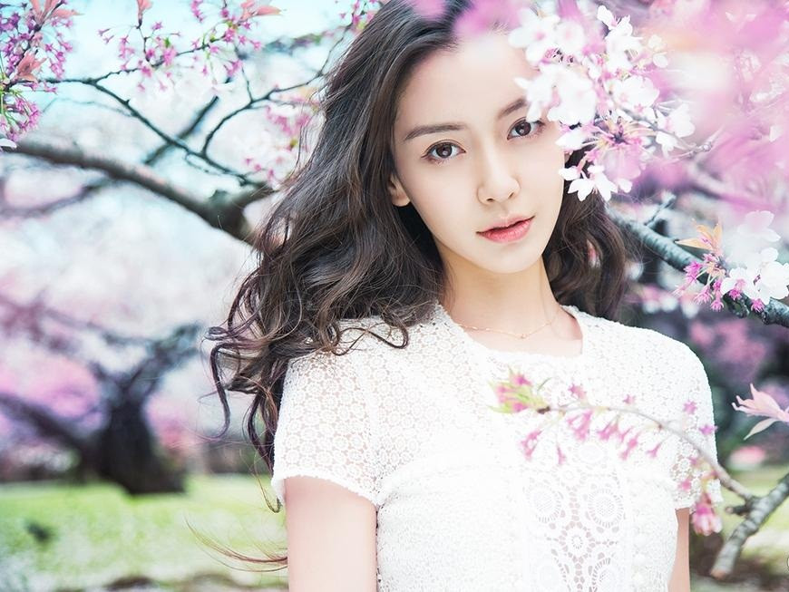 Angelababy xinh như thiên thần bên hoa anh đào