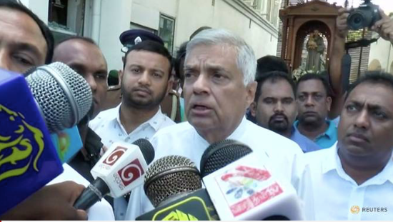 Thủ tướng Sri Lanka Ranil Wickremesinghe phát biểu với báo chí sau vụ tấn công. (Ảnh: Reuters)
