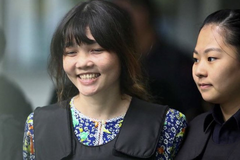 Đoàn Thị Hương khi rời phiên toà ngày 1/4