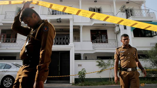 Lực lượng an ninh Sri Lanka canh gác bên ngoài nhà một nghi phạm của vụ đánh bom dịp lễ Phục sinh (Ảnh: Reuters)