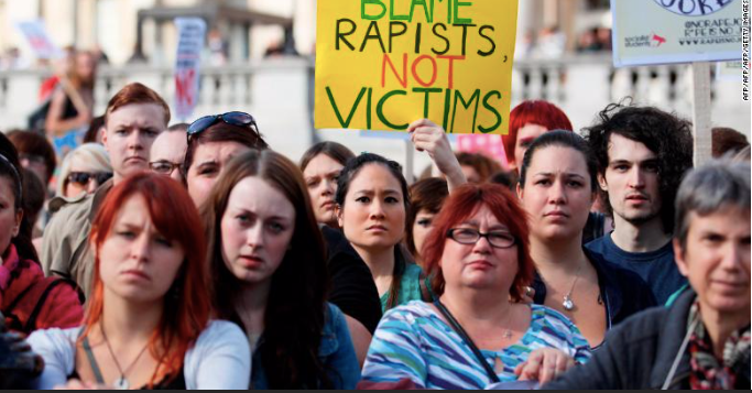 Phụ nữ Anh xuống đường biểu tình luật về cưỡng hiếp năm 2012. (Ảnh: CNN)