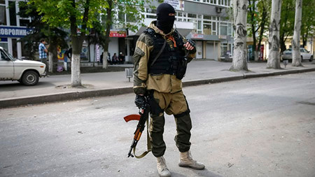 Một tay súng ly khai đứng gác ở tòa nhà chính quyền tại Slaviansk - Ảnh: Reuters