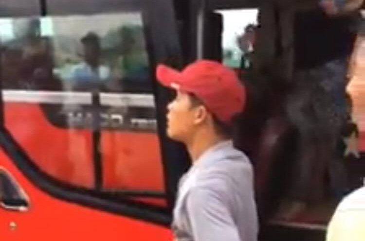 Xử nghiêm nhà xe ném đồ, đuổi du khách xuống giữa đường