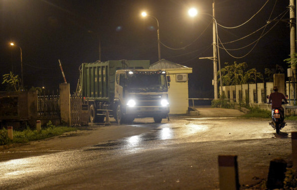 Người dân dỡ lều chặn, cho 'thông xe' vào bãi rác lớn nhất Hà Nội 