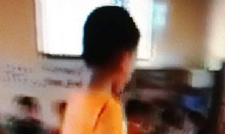 Hình ảnh một học sinh được cô giáo H yêu cầu kể lại câu chuyện. Ảnh cắt từ clip.