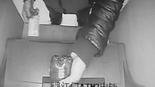 Hình ảnh Zhang đổ nước ngọt vào máy ATM từ CCTV.