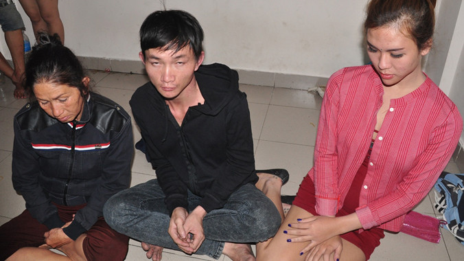 Các nghi can tại cơ quan công an.