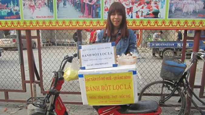 Linh hào hứng với công việc kinh doanh đặc sản bánh bột lọc.