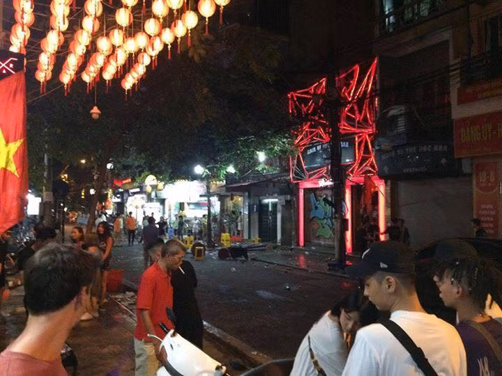 Ghế nhựa, vỏ chai ngổn ngang sau vụ hỗn chiến.