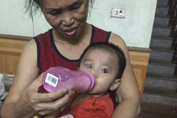 Cháu bé được chăm sóc chu đáo tại gia đình người dân.