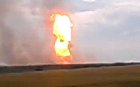 Ngọn lửa bốc cao tới 100m sau vụ nổ (Ảnh: RT)