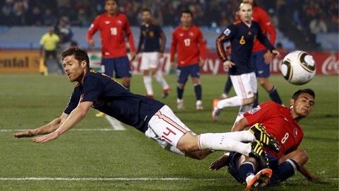 Xabi Alonso (áo sẫm) và đồng đội sẽ lại vấp ngã?