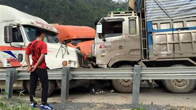 Nguyên nhân ban đầu được xác định do một chiếc xe container vượt ẩu gây tai nạn.