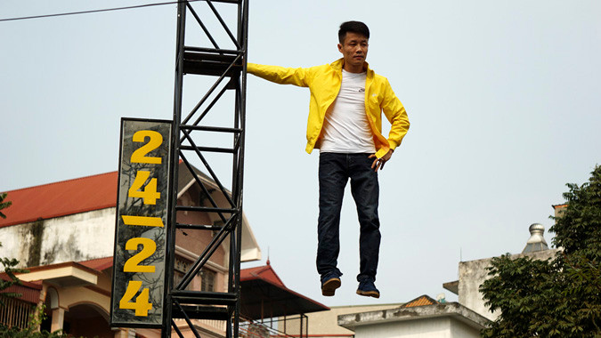 Nam thanh niên “bay” lơ lửng trên không trung