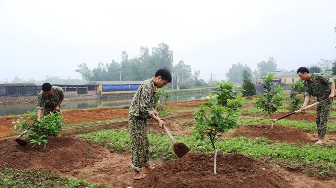 Chiến đấu viên Đội 11, Liên đội Đặc công 9 chăm sóc vườn cây ăn quả.