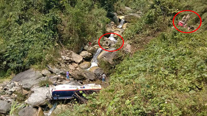 Nhiều bộ phận của xe bắn văng khắp nơi ở dưới vực sâu. Ảnh: Vân Anh/ VnExpress