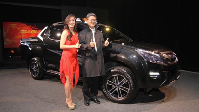 Isuzu D-Max phiên bản đặc biệt lấy tông màu đen làm chủ đạo.