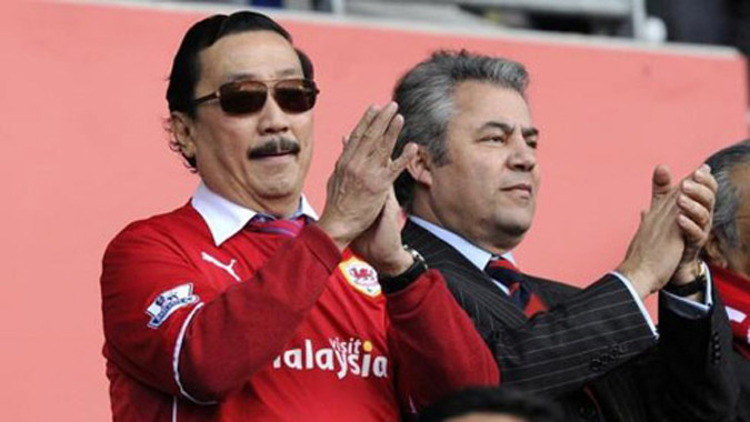 Cardiff City đứng bét bảng và xuống hạng mùa giải trước vẫn mang về cho ông chủ Vincent Tan (áo đỏ) gần 100 triệu đôla. Ảnh: Reuters.