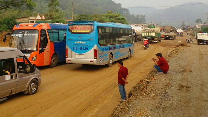 Hàng trăm phương tiện bị sa lầy do trời mưa.