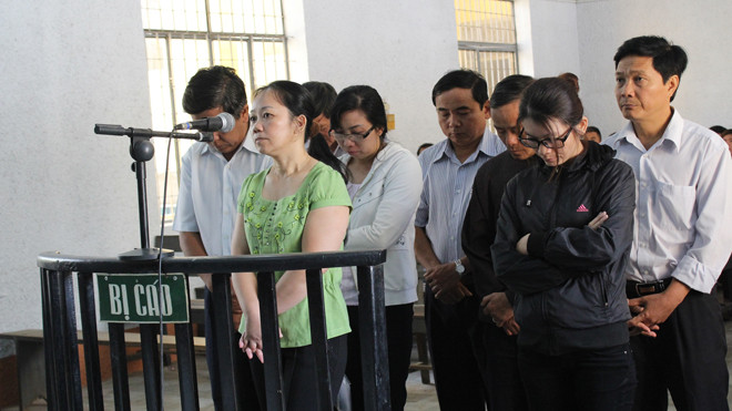 “Cò Hoa” và các bị cáo tại tòa