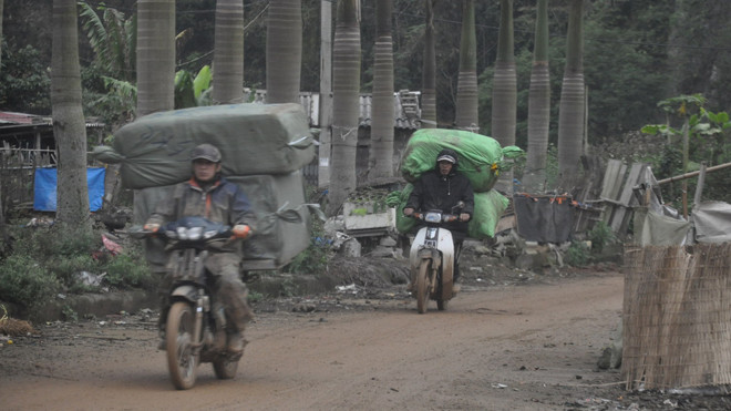 Cứ 5 phút lại có một chuyến hàng lậu qua Lọ Bon (ảnh chụp ngày 9/3). Ảnh: L.M