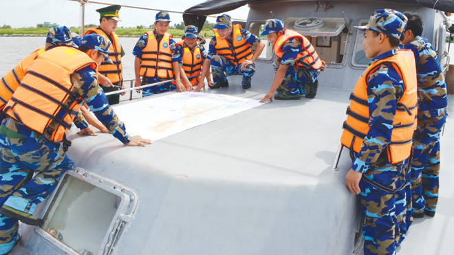  Cán bộ, chiến sĩ Hải đội 2 thảo luận phương án tác chiến trước giờ xuất kích. Ảnh: T.Đ