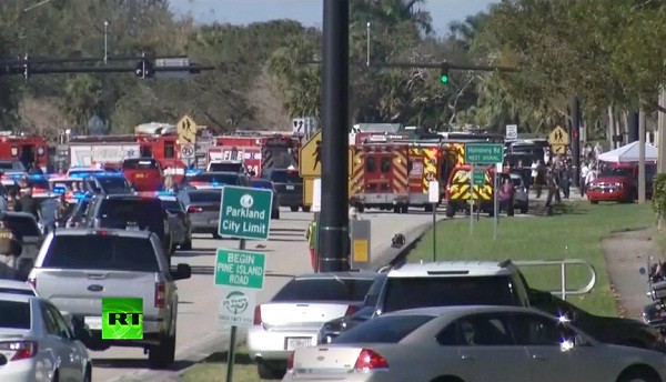 Nhiều xe cứu thương, cảnh sát... tập trung bên ngoài hiện trường vụ xả súng trường học. Ảnh cắt từ video