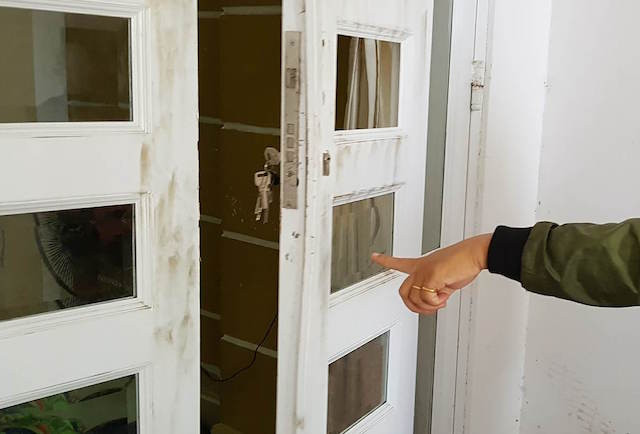 Cánh cửa chính nhà chị Ánh bị kẻ trộm phá.