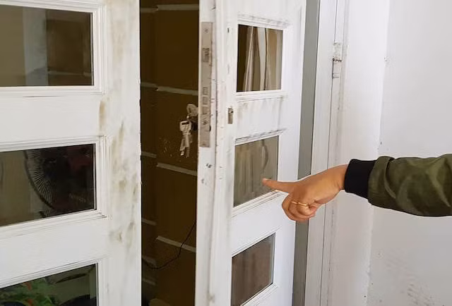 Cánh cửa chính nhà chị Ánh bị kẻ trộm phá.