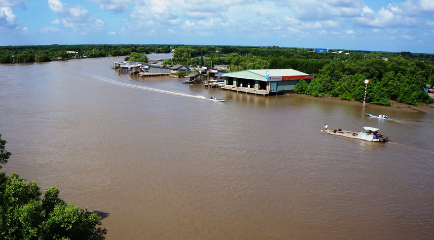 Triều cường uy hiếp ven biển miền Tây