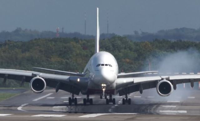 Bản tin 14H: Máy bay chở 500 hành khách 'đánh võng' trên đường băng do gió mạnh